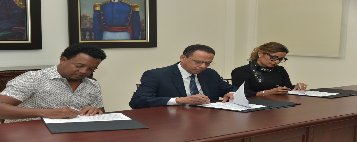  imagen Firmado de convenio entre el ministro de Educaci&oacute;n, Antonio Pe&ntilde;a Mirabal y el presidente de la fundaci&oacute;n, el ex astro de Grandes Ligas, Pedro Mart&iacute;nez. 