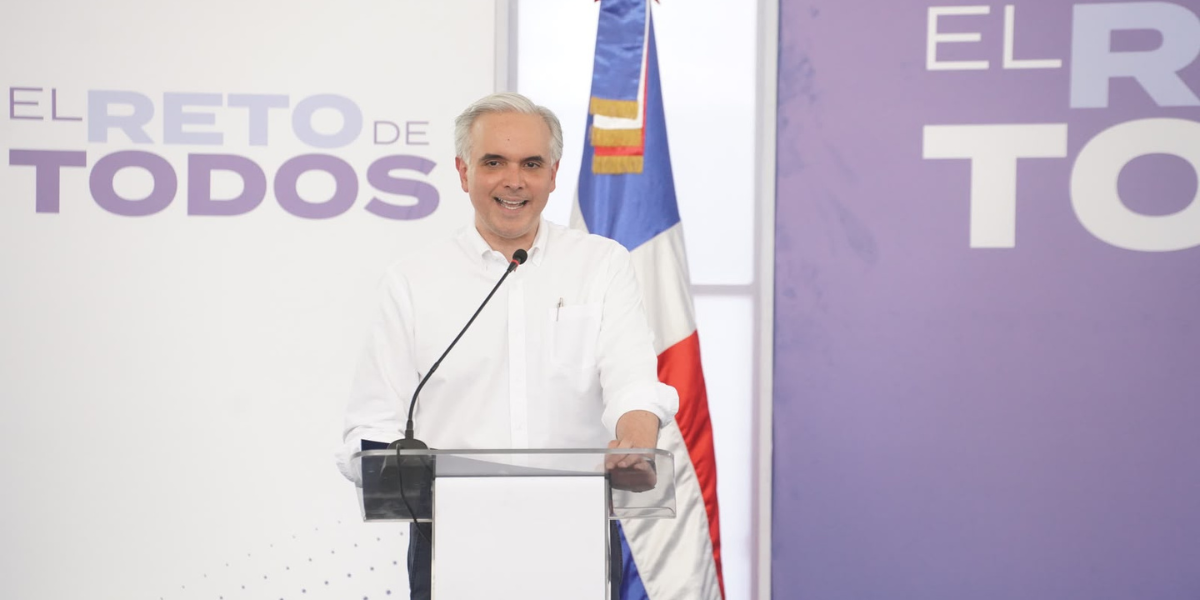  imagen El presidente Luis Abinader y&nbsp;el ministro de Educaci&oacute;n, Luis Miguel De Camps haciendo entrega del techado de cancha en el centro educativo Prof. Leonor Novas Volquez, en Jiman&iacute; Viejo. 