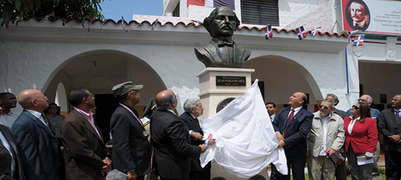  imagen Ministerio de Educación develiza busto en honor a Juan Pablo Duarte 