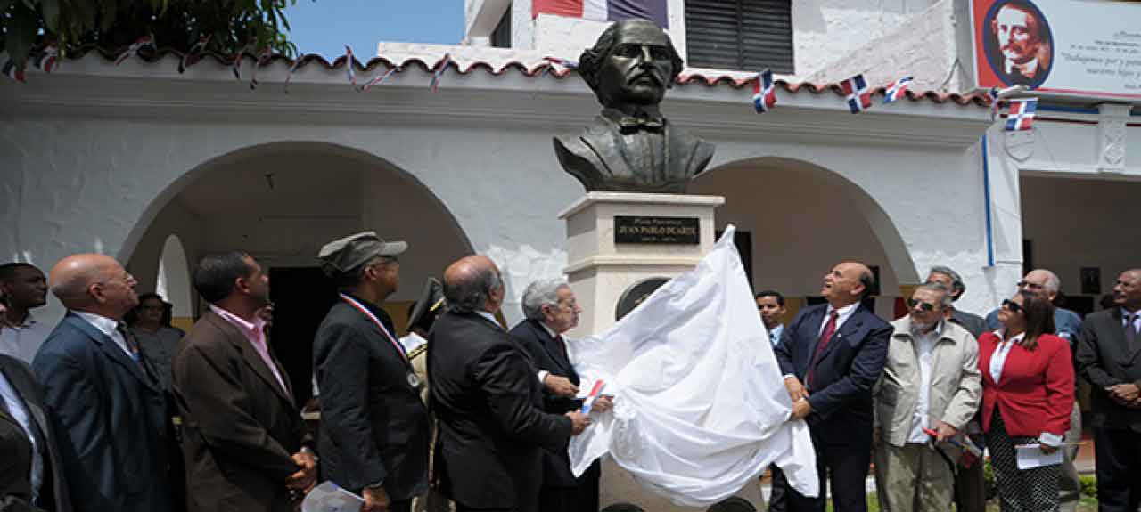  imagen Ministerio de Educación develiza busto en honor a Juan Pablo Duarte 