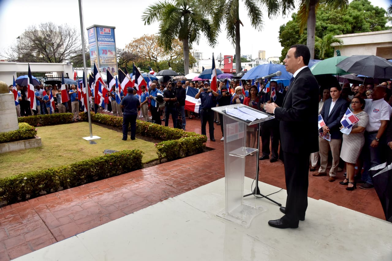  imagen Ministro Pe&ntilde;a Mirabal en de pie en podium dirigiendo discurso en acto c&iacute;vico con motivo a la Batalla del 30 de Marzo&nbsp; 