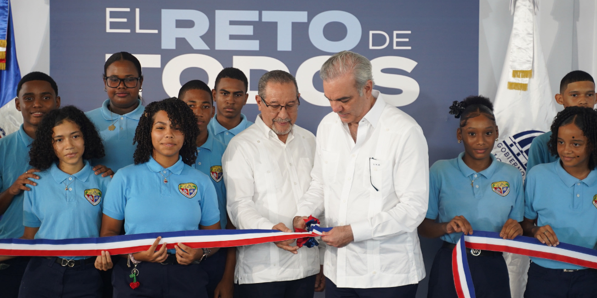  imagen Estudiantes, docentes y comunitarios de Sabana Perdida, en Santo Domingo Norte, en el nuevo techado deportivo del Instituto Polit&eacute;cnico El Ave Mar&iacute;a 