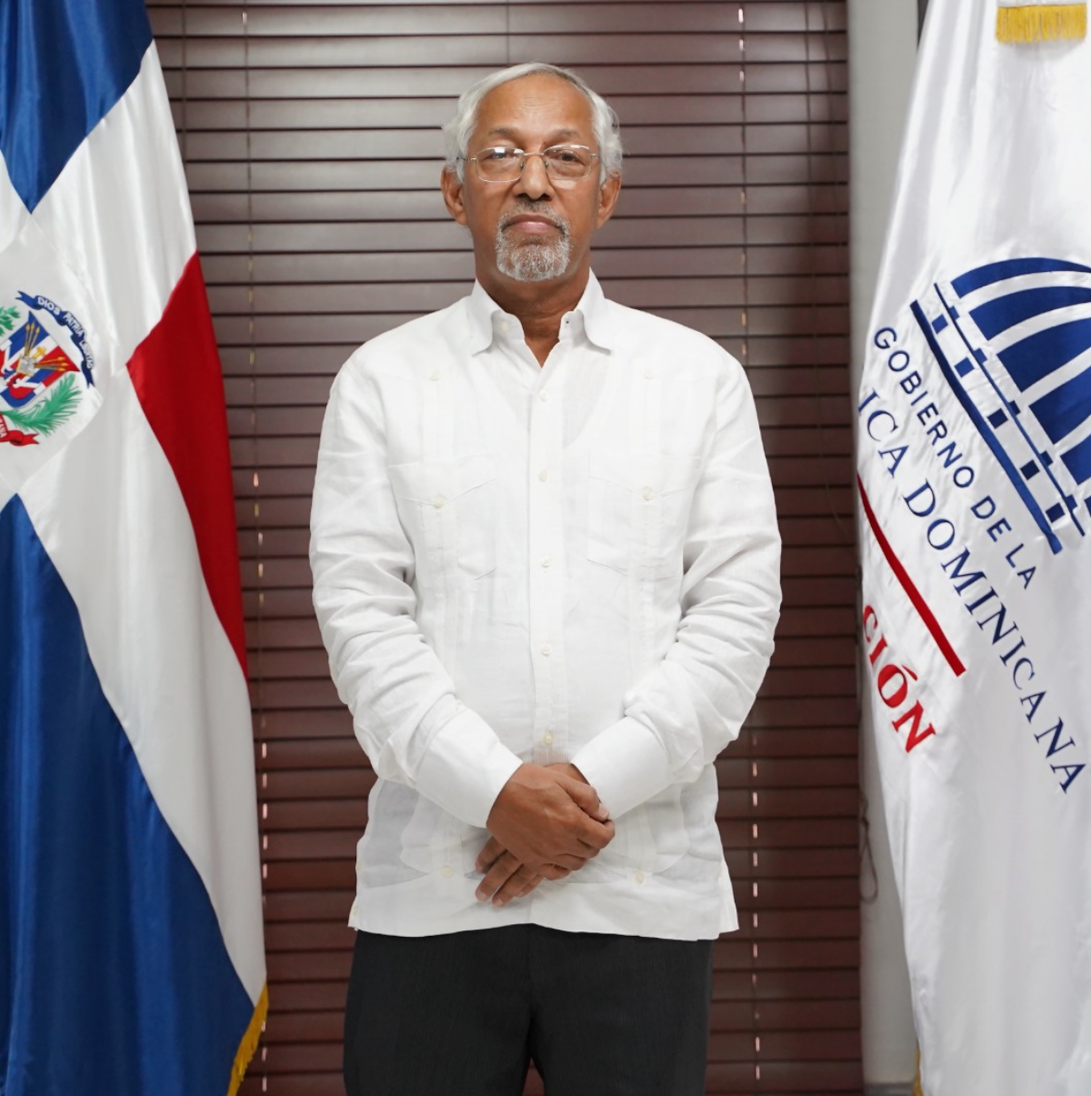  imagen Ángel Hernández, Ministro de Educación de la República Dominicana, de pie ante las cámaras.
  