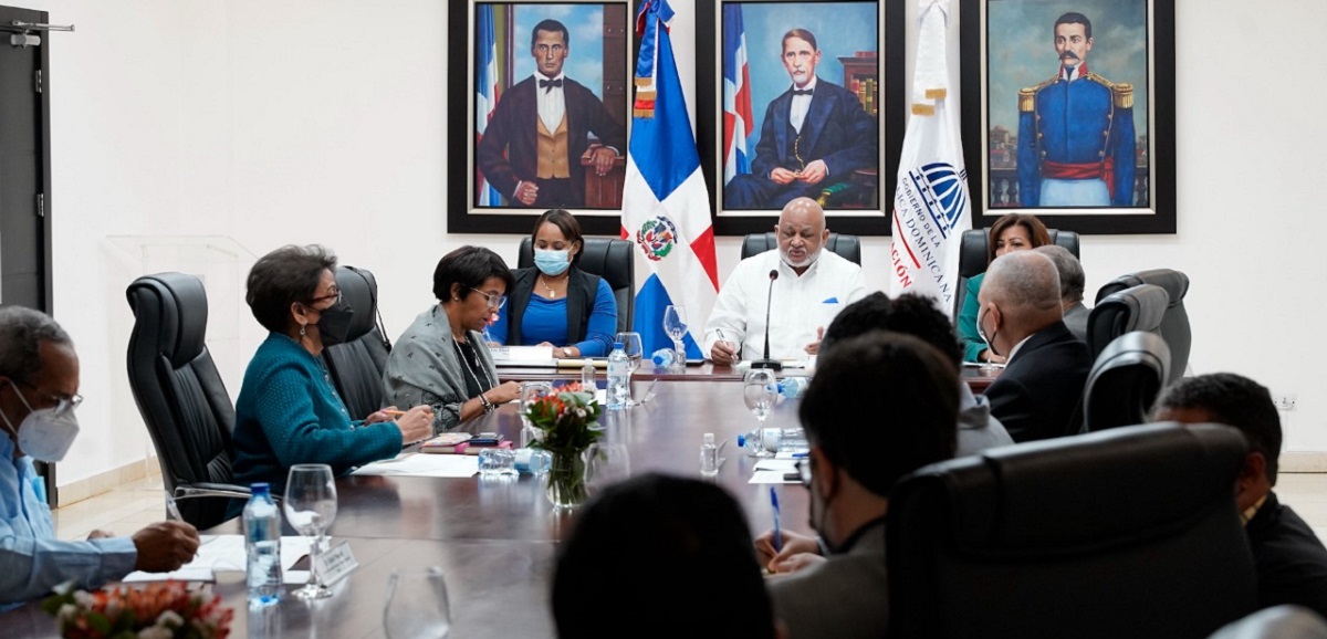  imagen Consejo Nacional de Educación sentados a la mesa durante junta. 