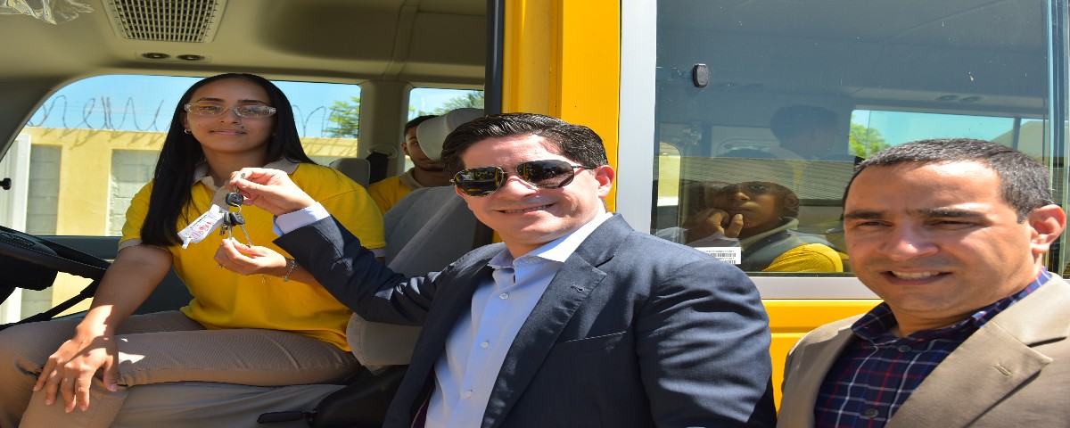  imagen &nbsp;Jorge Moronta, director administrativo del Minerd, entrega el autob&uacute;s a personal del centro educativo en presencia de estudiantes. 
