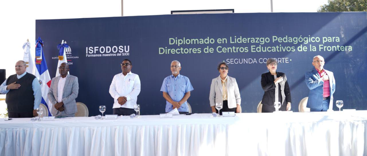  imagen Ministro de Educación, Ángel Hernández junto a demás autoridades presentes en la mesa de honor. 