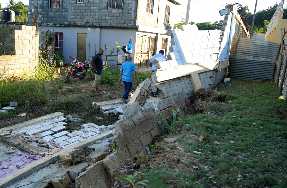  imagen Pared totalmente destruida en una Escuela por las lluvias ocasionadas el viernes pasado. 