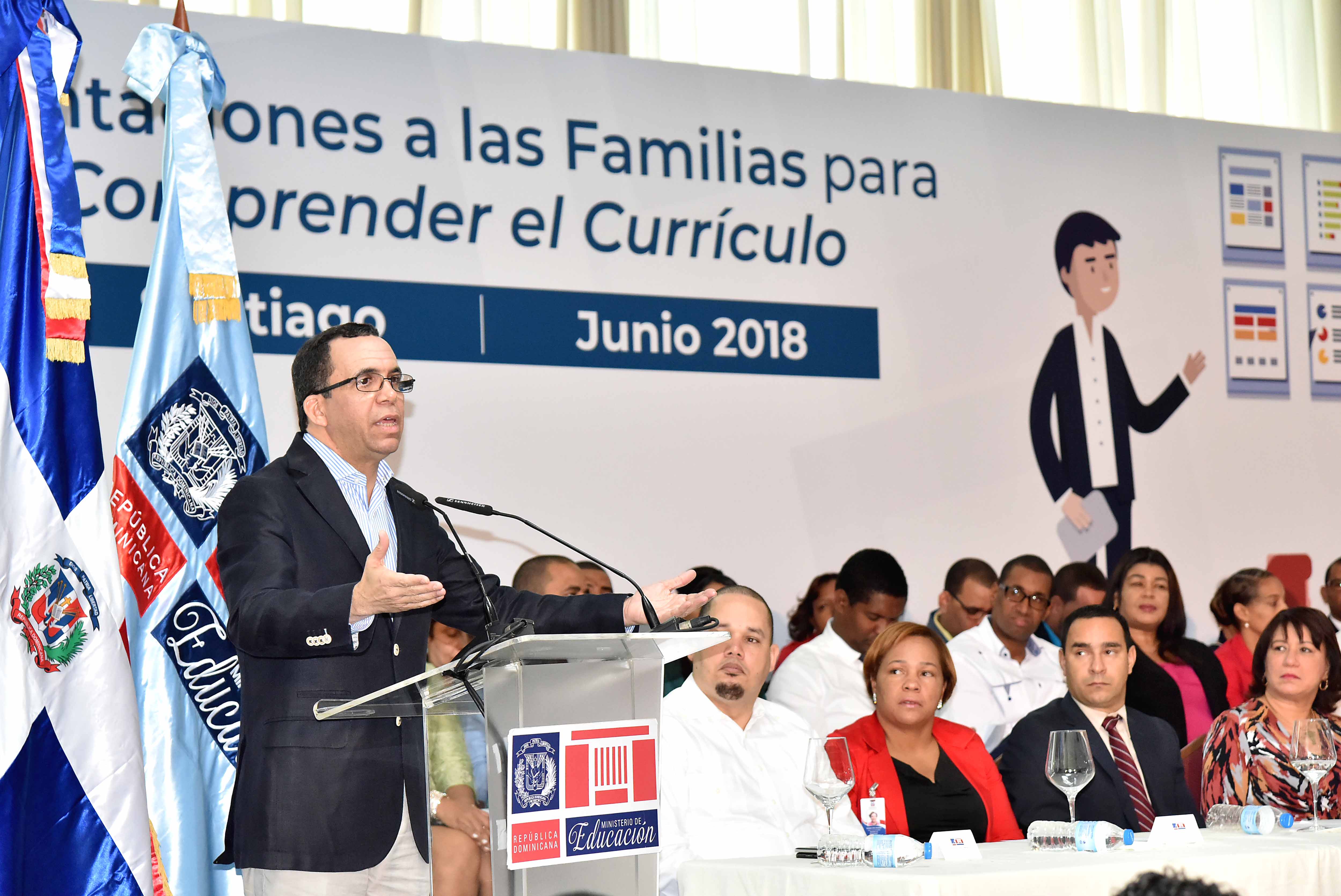  imagen Ministro Andr&eacute;s Navarro desde podium &nbsp;se dirige a cientos de miembros de las APMAES&nbsp; 