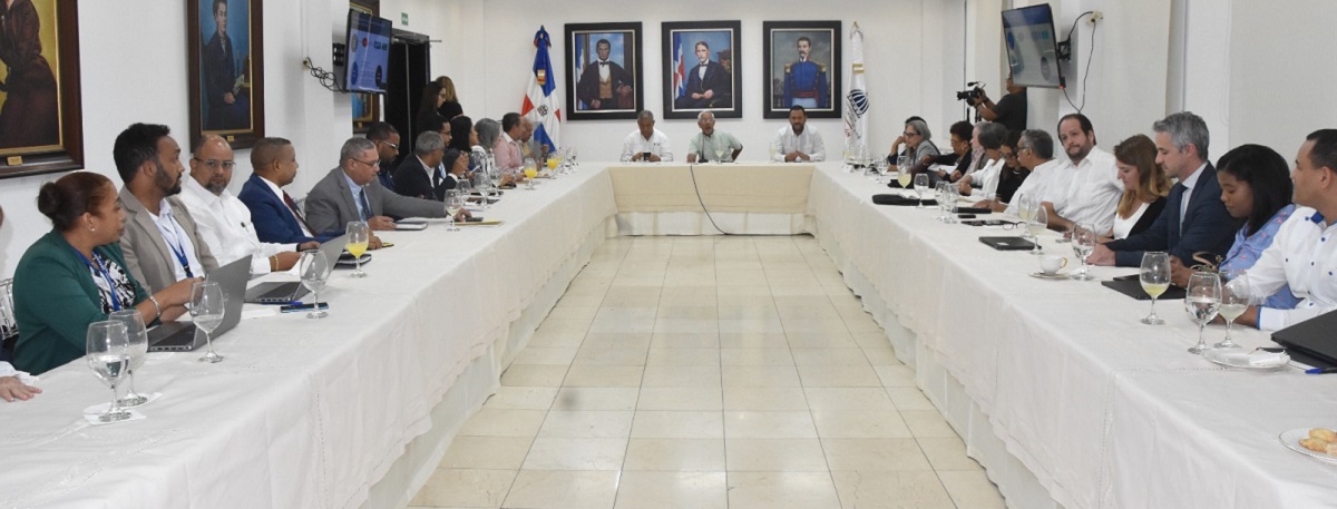  imagen Ministro de Educación, Ángel Hernández sentado en mesa de diálogo junto a demás entidades  