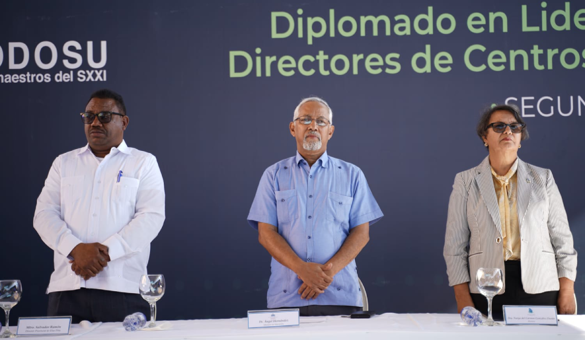  imagen Ministro de Educación, Ángel Hernández junto a demás autoridades presentes en la mesa de honor. 