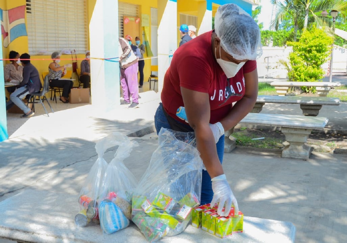  imagen Comunidad educativa resalta solidaridad en entrega de kits de alimentos 