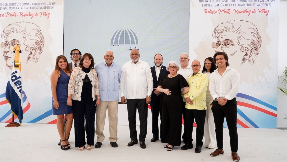  imagen Presidente Luis Abinader y el ministro de Educación, Roberto Fulcar, junto a otras personalidades. 