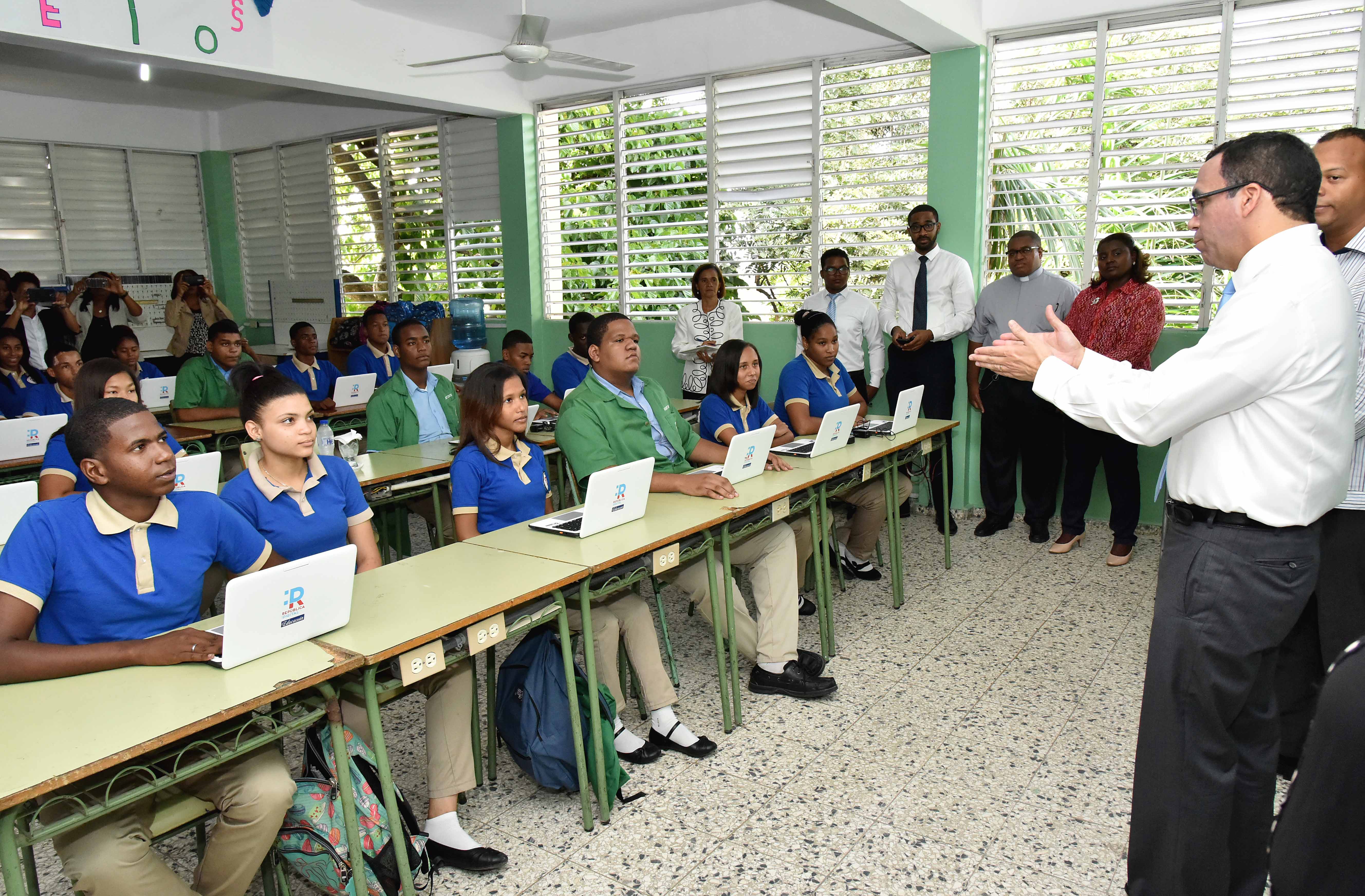  imagen Ministro Andr&eacute;s Navarro de pie frente a estudiantes sentados con sus laptops de Rep&uacute;blica Digital Educaci&oacute;n 