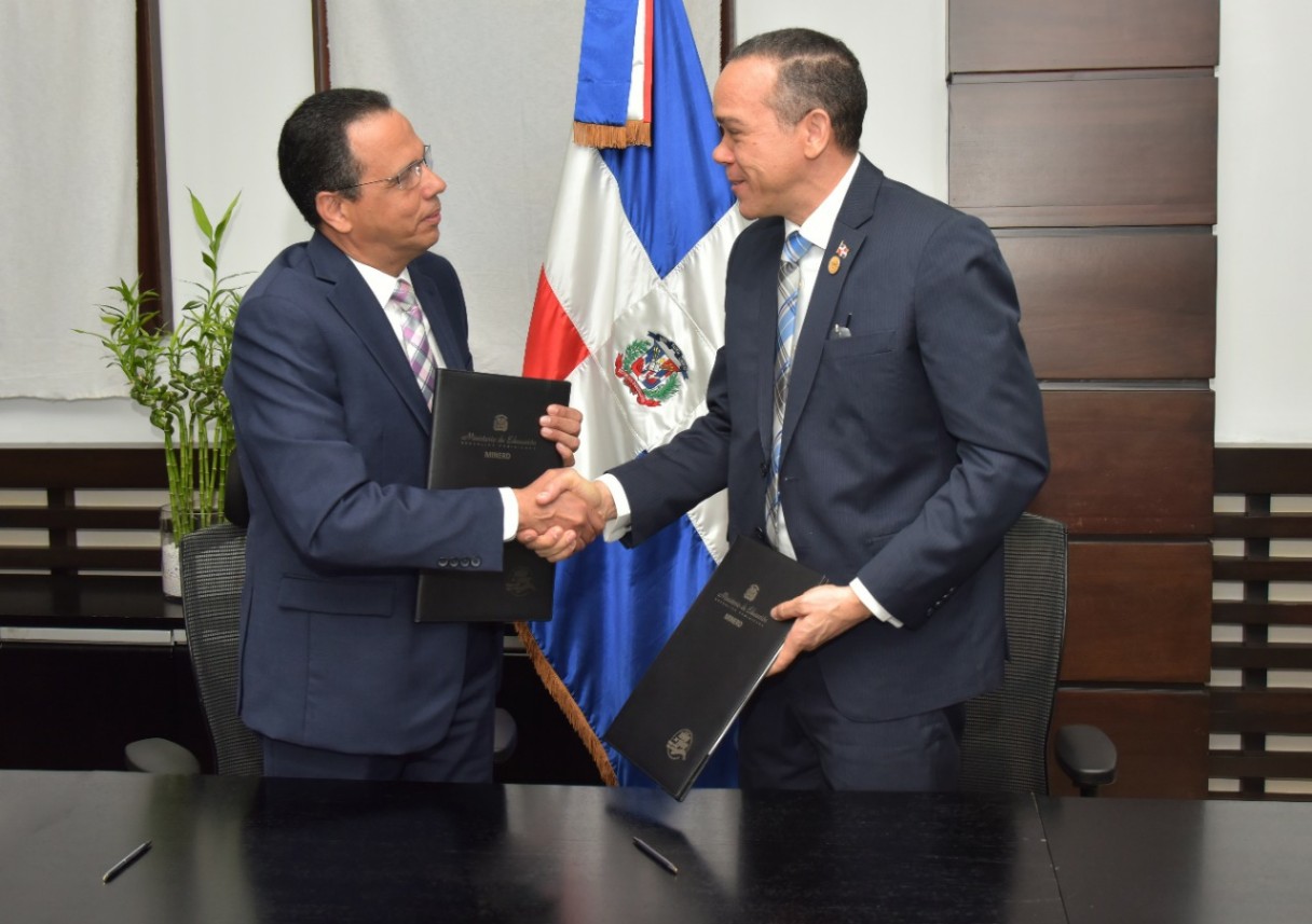  imagen Ministro Pe&ntilde;a Mirabal firmando acuerdo 