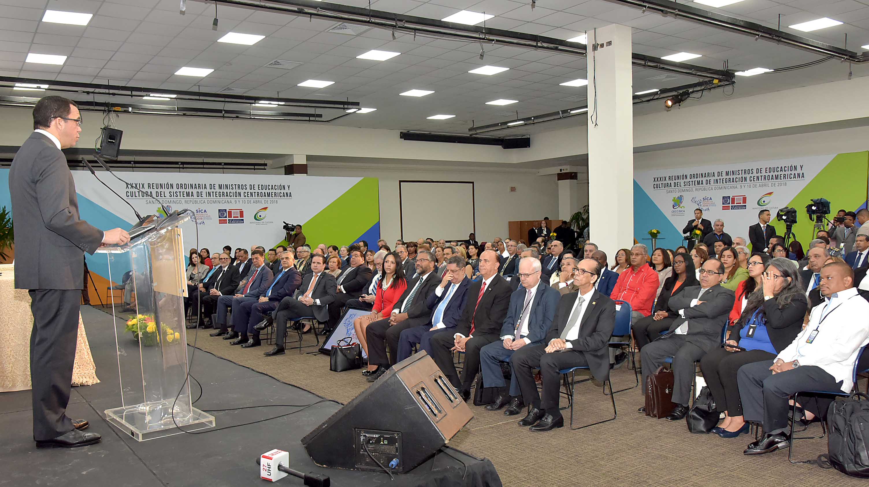  imagen Ministro Andr&eacute;s Navarro en podium se dirige al p&uacute;blico&nbsp; 
