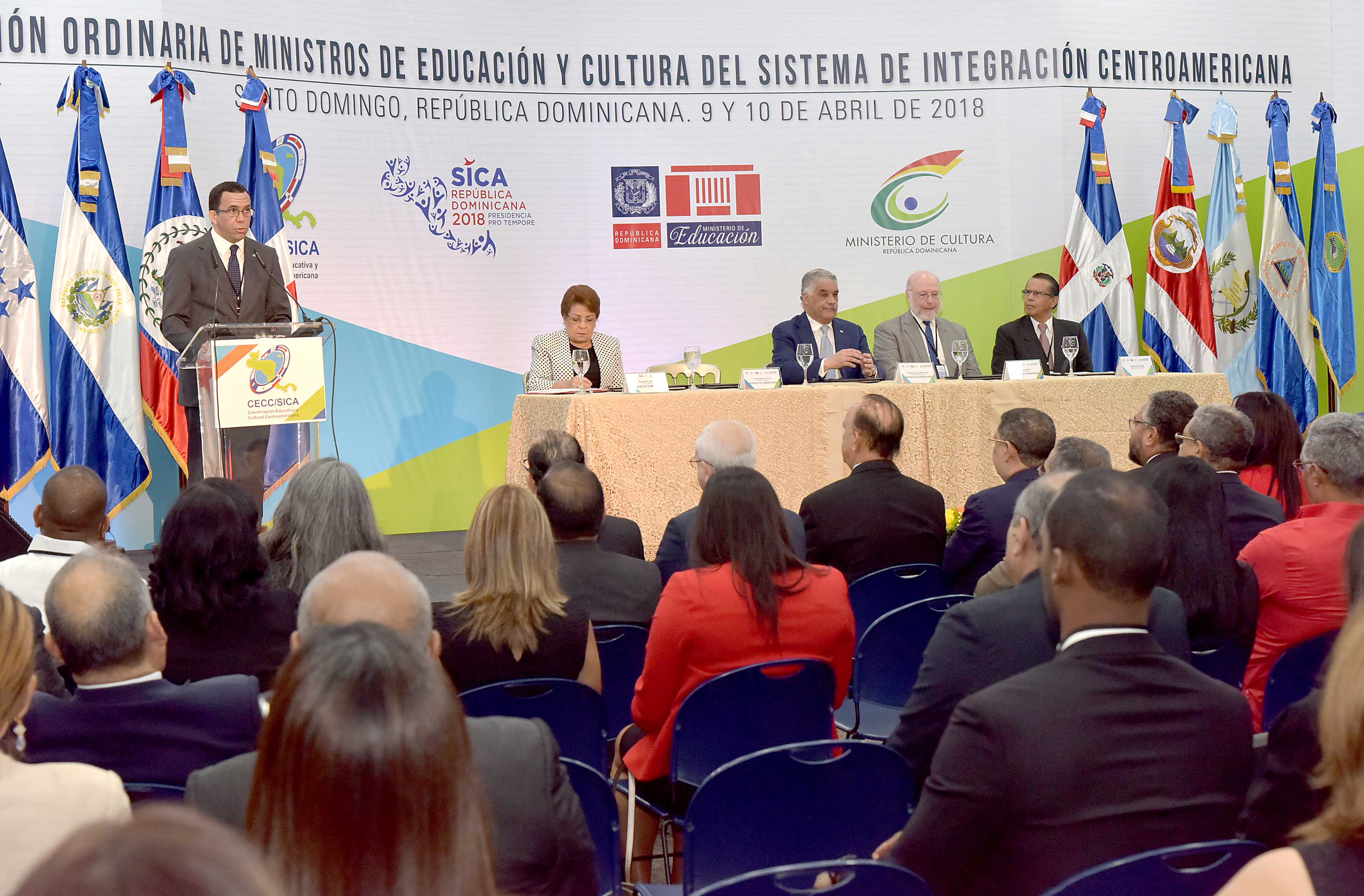  imagen Ministro Andr&eacute;s Navarro en podium se dirige al p&uacute;blico&nbsp; 