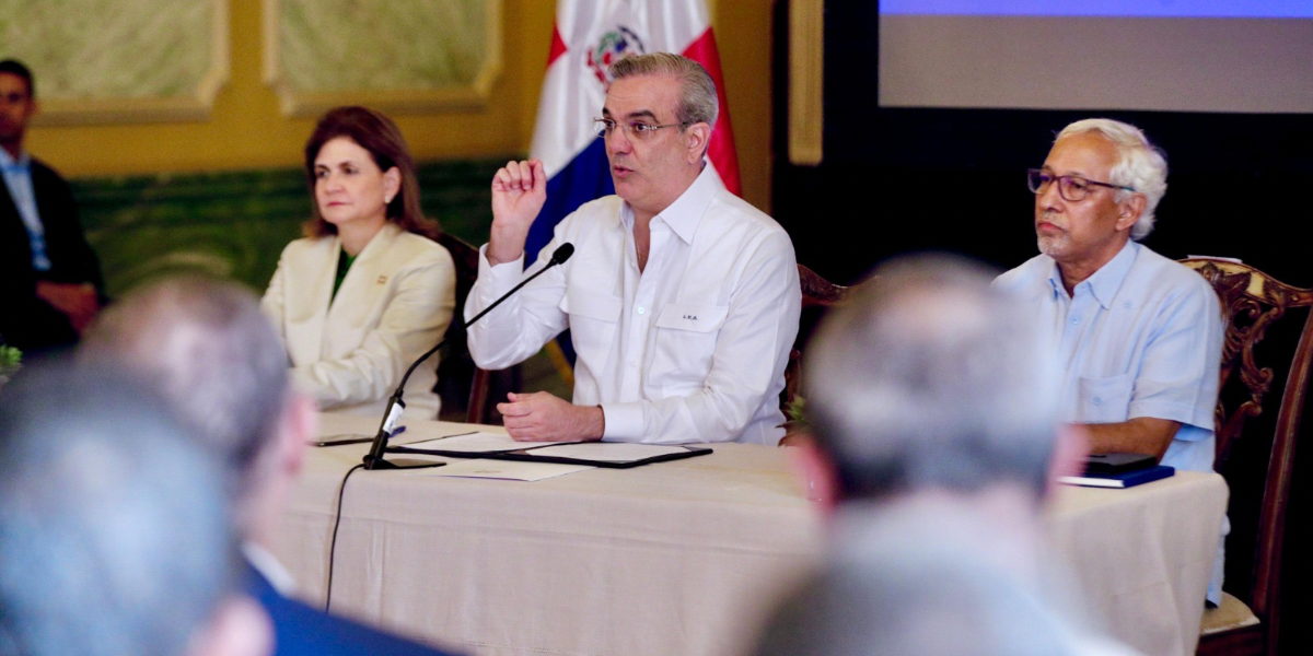  imagen Presidente Luis Abinader y Ministro de Educación  