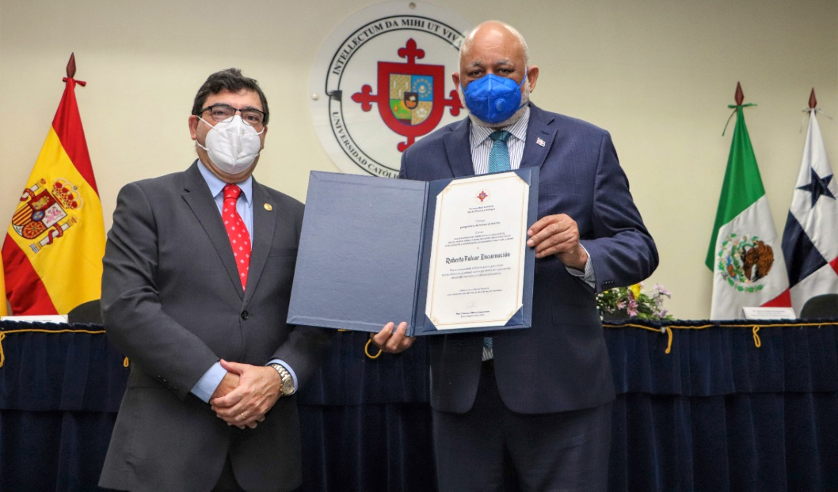 imagen Ministro Roberto Fulcar le fueron otorgados importantes reconocimientos por parte de la Universidad Interamericana de Panamá (UIP) y de la Universidad Católica Santa María La Antigua (USMA). 