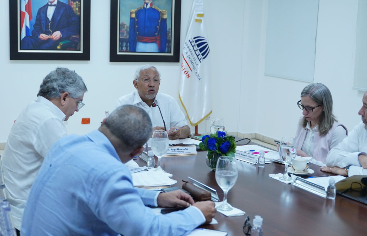  imagen Ministro de Educación, Ángel Hernández reunido con los miembros del Consejo Nacional de Educación.  