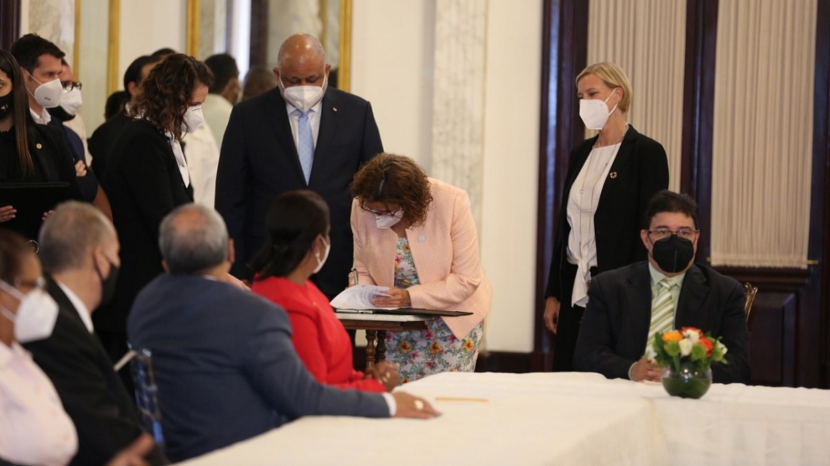  imagen En la mesa de honor, el presidente de la República Luis Abinader, la primera dama de la República Raquel Arbaje y Ministro de Educación, doctor Roberto Fulcar. 