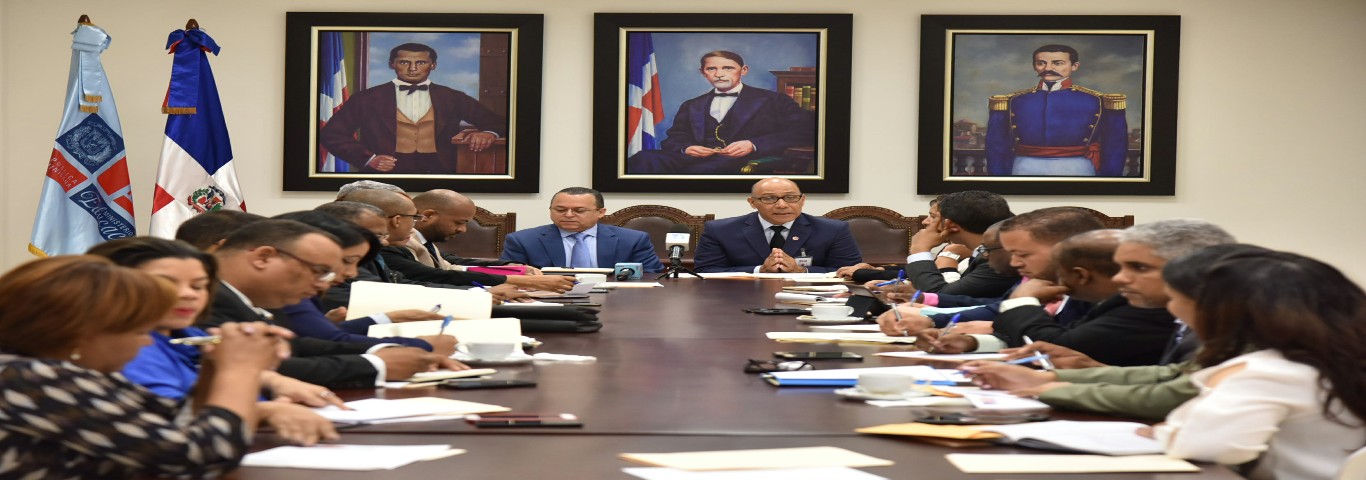  imagen Director del Gabinete Ministerial, Henry Santos, junto a autoridades del MINERD sentados durante reuni&oacute;n. 