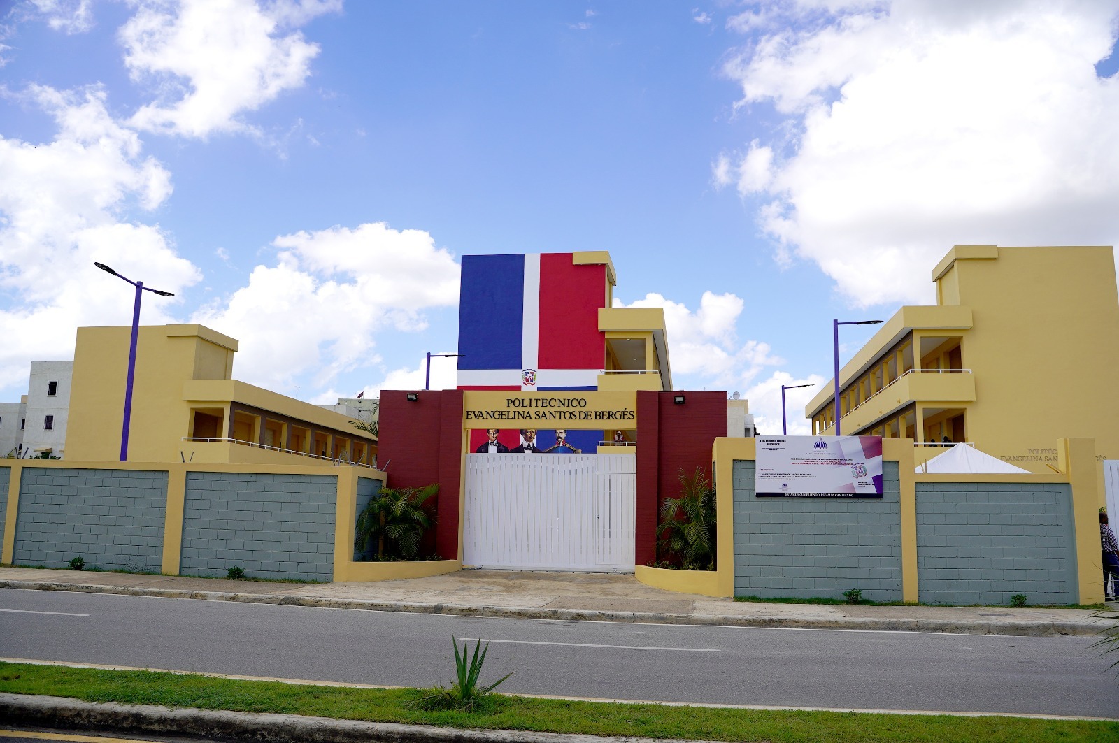  imagen Presidente Luis Abinader inaugura polit&eacute;cnico Evangelina Santos de Berg&eacute;s en ciudad Juan Bosh 