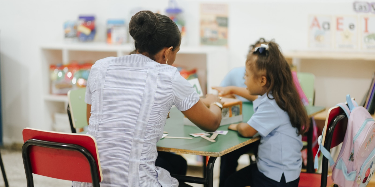  imagen Maestra ense&ntilde;&aacute;ndoles a los ni&ntilde;os&nbsp; 