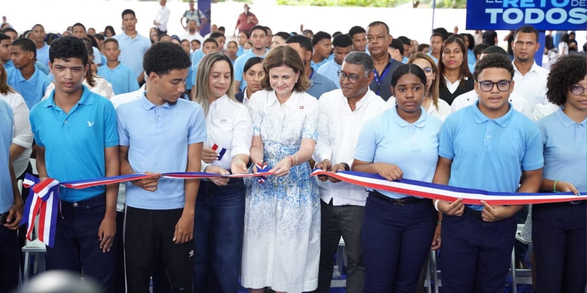  imagen Estudiantes del&nbsp;Centro Educativo en Artes Profesor Juan de Jes&uacute;s Reyes, en Valverde, Mao junto a la vicepresidenta de la Rep&uacute;blica, Raquel Pe&ntilde;a.&nbsp; 