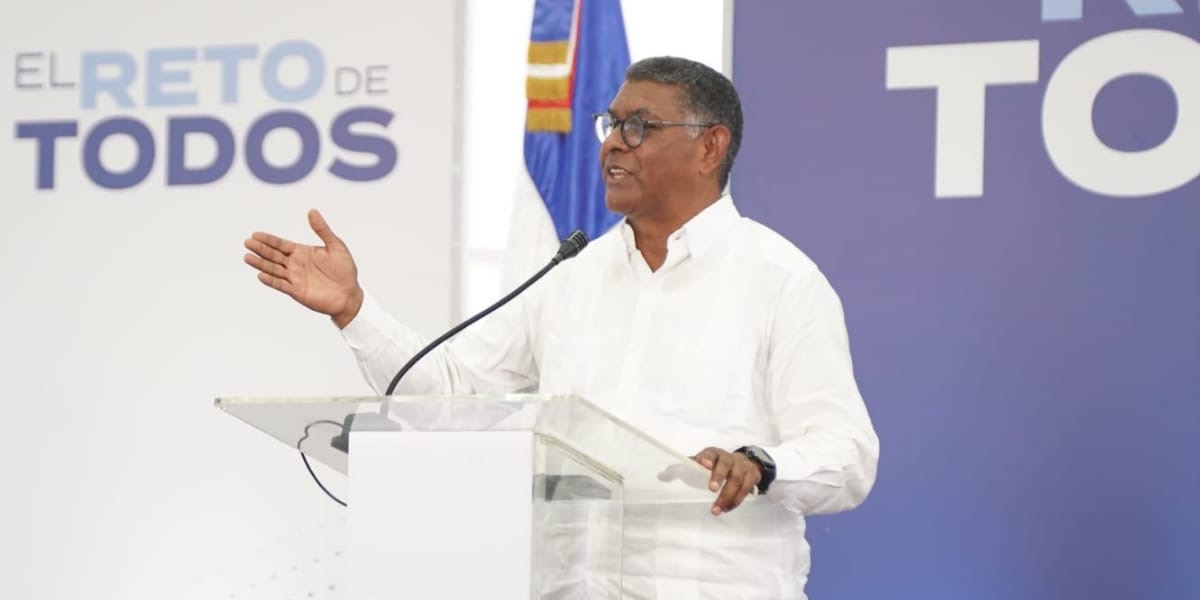  imagen Estudiantes del&nbsp;Centro Educativo en Artes Profesor Juan de Jes&uacute;s Reyes, en Valverde, Mao junto a la vicepresidenta de la Rep&uacute;blica, Raquel Pe&ntilde;a.&nbsp; 