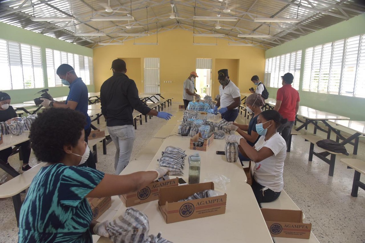  imagen Comisi&oacute;n del MINERD, durante un recorrido por centros educativos en Monte Plata 