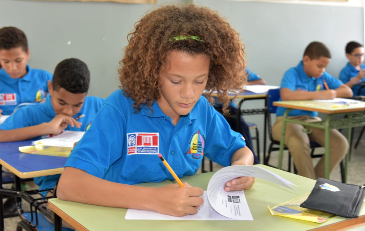  imagen Ni&ntilde;os sentados en el aula mientras completan pruebas. 
