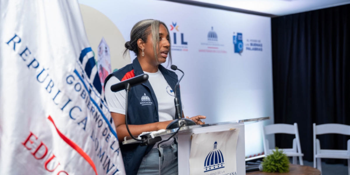  imagen Estudiantes participando en&nbsp;el panel &ldquo;Un libro, una misi&oacute;n&rdquo;, en la Feria Internacional del Libro Santo Domingo 2026. 