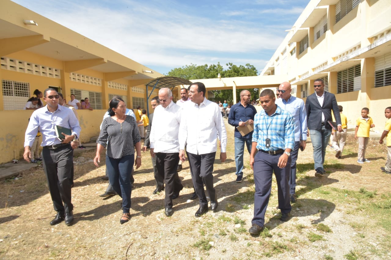 imagen Ministro Antonio Pe&ntilde;a Mirabal durante recorrido por Santiago. 