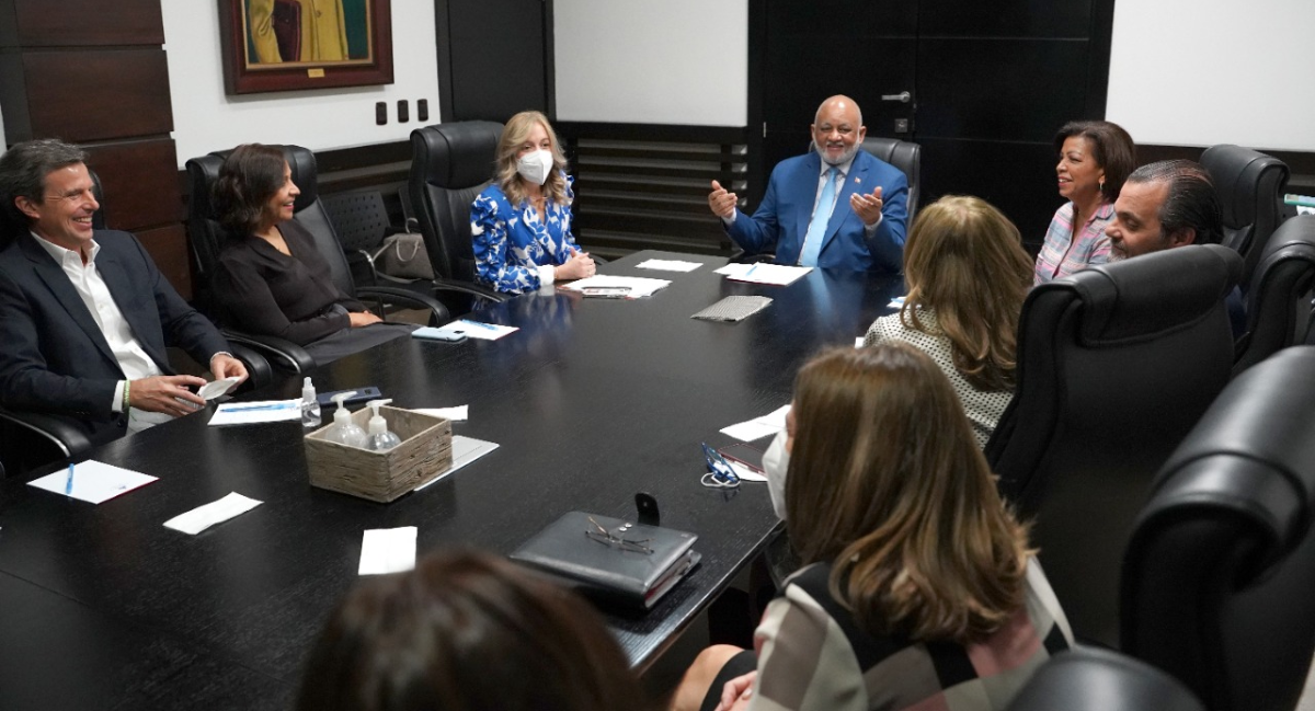  imagen Ministro Roberto Fulcar en su despacho junto a la presidente de EDUCA, María Waleska Álvarez 