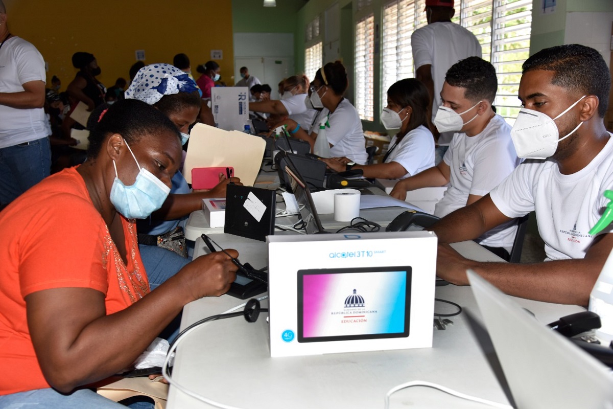  imagen El ministerio de Educaci&oacute;n inici&oacute;&nbsp;entregando de 17,873 equipos tecnol&oacute;gicos a estudiantes de tres Distritos educativos de Saman&aacute; correspondientes a la Regional 14.
&nbsp; 