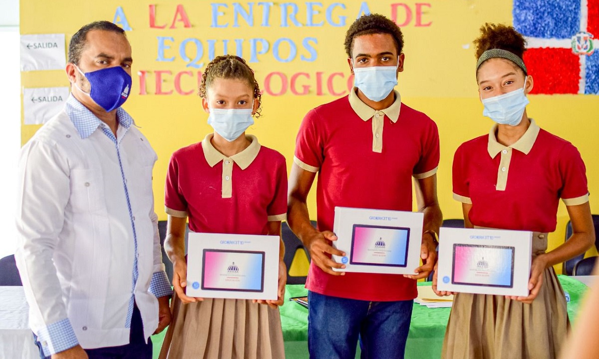 imagen El ministerio de Educación inició entregando de 17,873 equipos tecnológicos a estudiantes de tres Distritos educativos de Samaná correspondientes a la Regional 14.
  