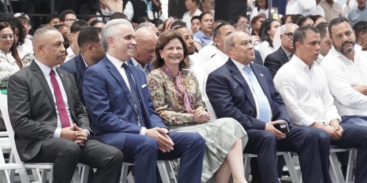  imagen Ministro de educaci&oacute;n junto a estudiantes en el acto de entrega de 10,000 becas para la excelencia. 