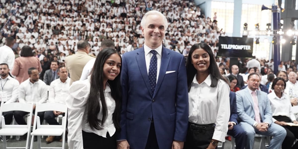  imagen Ministro de educaci&oacute;n junto a estudiantes en el acto de entrega de 10,000 becas para la excelencia. 