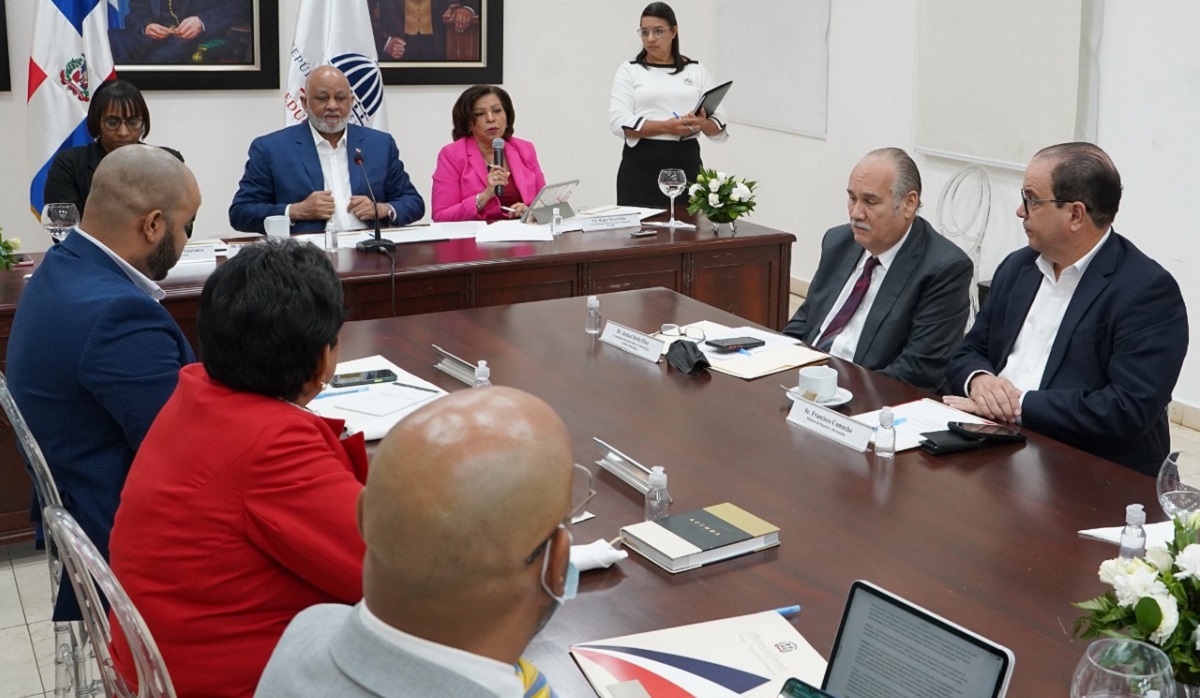  imagen Ministro Roberto Fulcar sentadonreunido con el Consejo Nacional de Educación en el Ercilia Pepín, de la sede del MINERD 