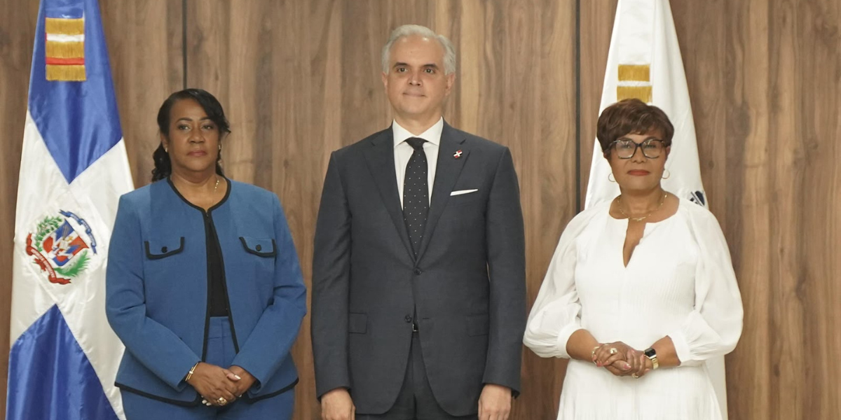  imagen El ministro de Educaci&oacute;n, Luis Miguel De Camps, juramentando&nbsp; a Xiomara Guante como nueva directora del Instituto Nacional de Atenci&oacute;n Integral a la Primera Infancia (INAIPI). 