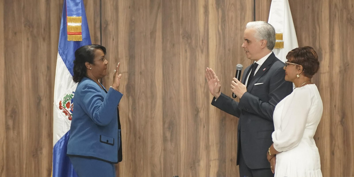  imagen El ministro de Educaci&oacute;n, Luis Miguel De Camps, juramentando&nbsp; a Xiomara Guante como nueva directora del Instituto Nacional de Atenci&oacute;n Integral a la Primera Infancia (INAIPI). 