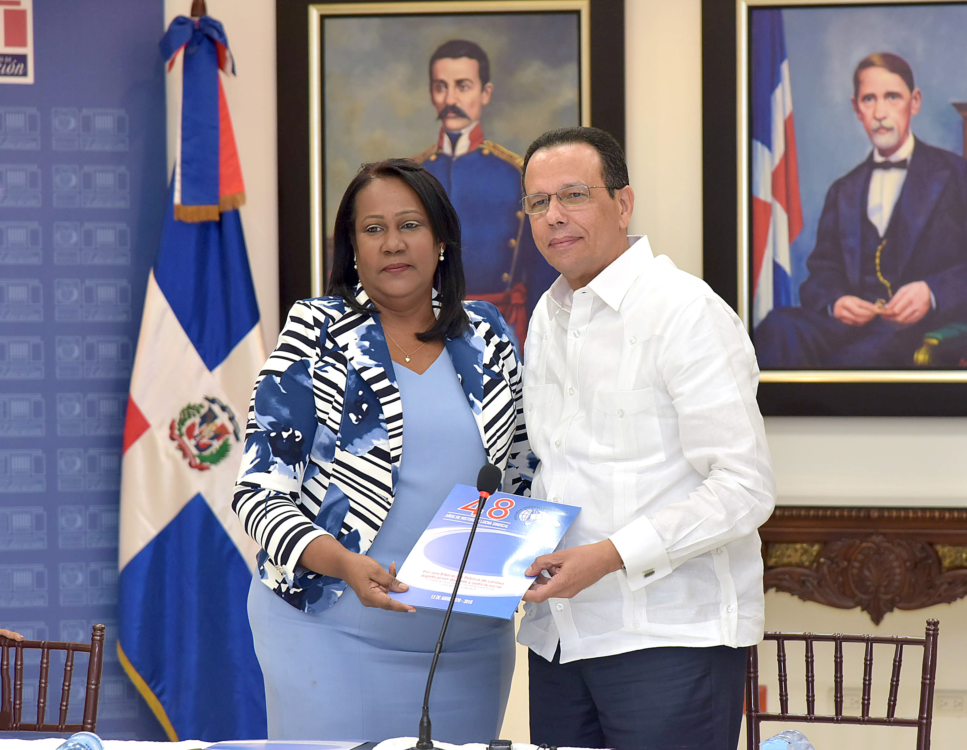  imagen Ministro Antonio Pe&ntilde;a Mirabal pie junto a Xiomara Guante, presidenta de la ADP, acompa&ntilde;ados de Comit&eacute; Ejecutivo Nacional ADP 