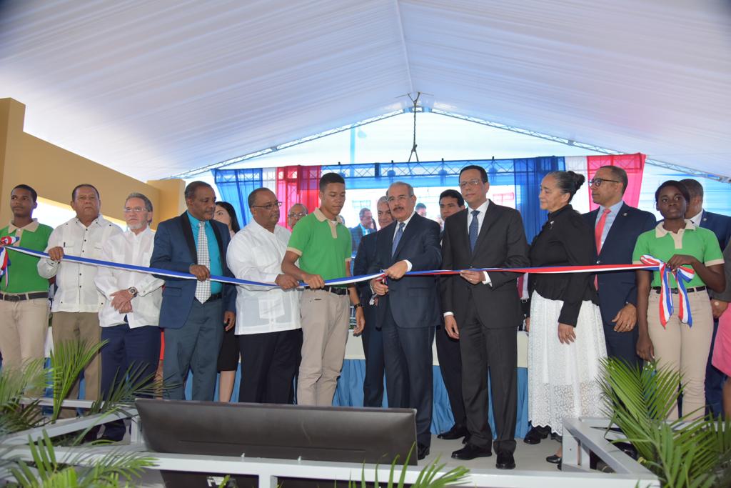  imagen Presidente Danilo Medina junto al Ministro de Educaci&oacute;n Antonio Pe&ntilde;a Mirabal y otras personalidades, corta cinta en acto de inauguraci&oacute;n. 