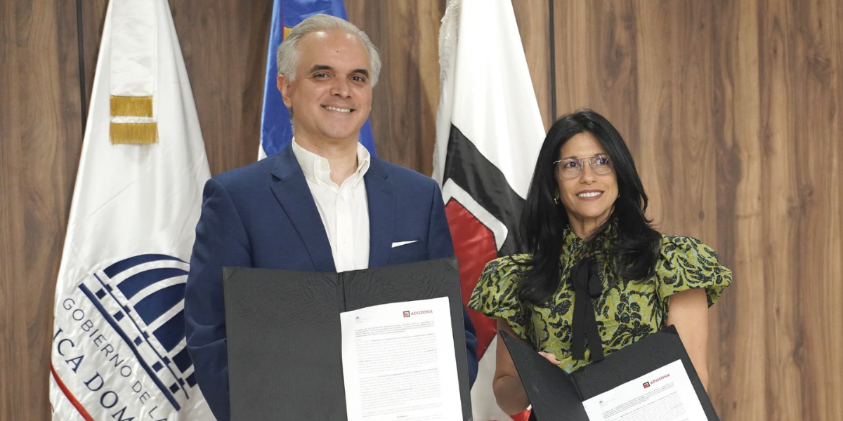  imagen Ministerio de Educaci&oacute;n y la Asociaci&oacute;n Dominicana de Zonas Francas (ADOZONA) firmando acuerdo de colaboraci&oacute;n para propiciar la educaci&oacute;n t&eacute;cnico-profesional 