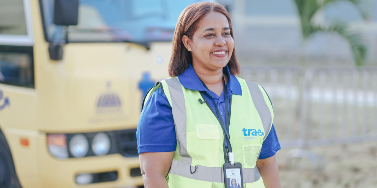  imagen Estudiantes utilizando el servicio deL Sistema Nacional de Transporte Estudiantil (TRAE). 