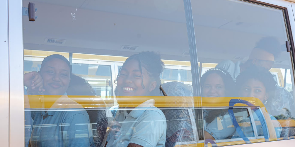  imagen Estudiantes utilizando el servicio deL Sistema Nacional de Transporte Estudiantil (TRAE). 