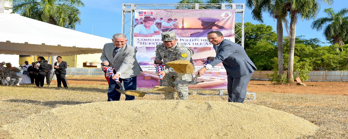  imagen Ministro de educaci&oacute;n Pe&ntilde;a Mirabal junto a Comandante Recio Segura y el doctor Jos&eacute; Juaqu&iacute;n Puello, dan primer palazo. 