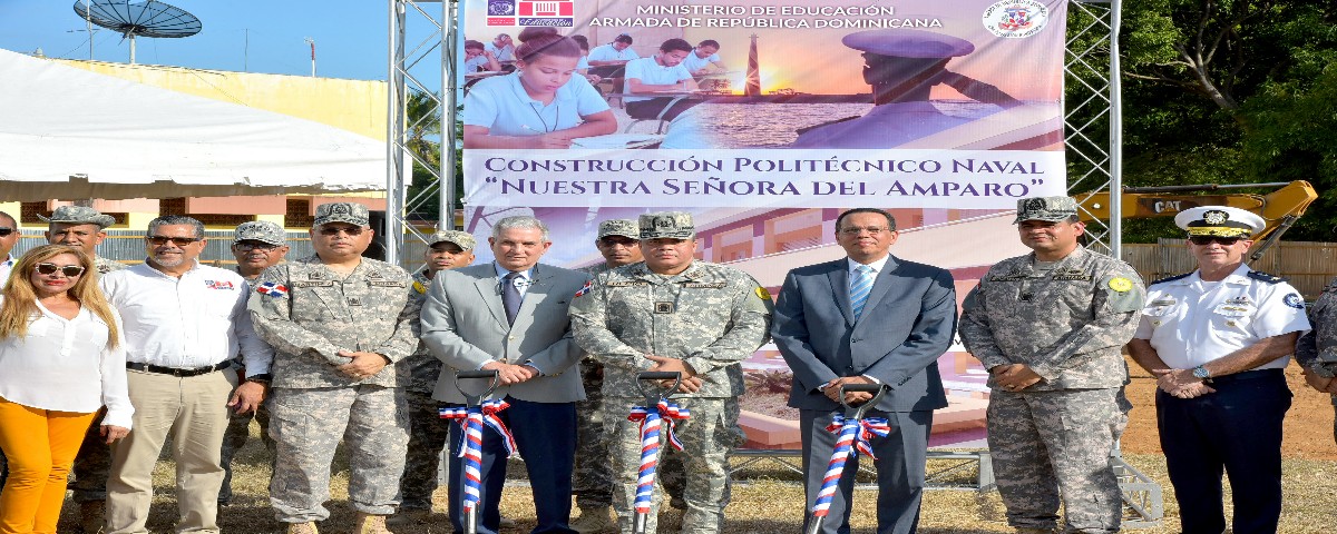  imagen Ministro de educación Peña Mirabal junto a Comandante Recio Segura y el doctor José Juaquín Puello, dan primer palazo. 