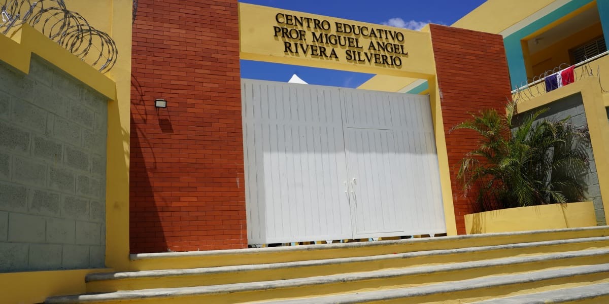  imagen El presidente Luis Abinader en la inauguraci&oacute;n de varios centros educativos y una estancia infantil en Puerto Plata. 
