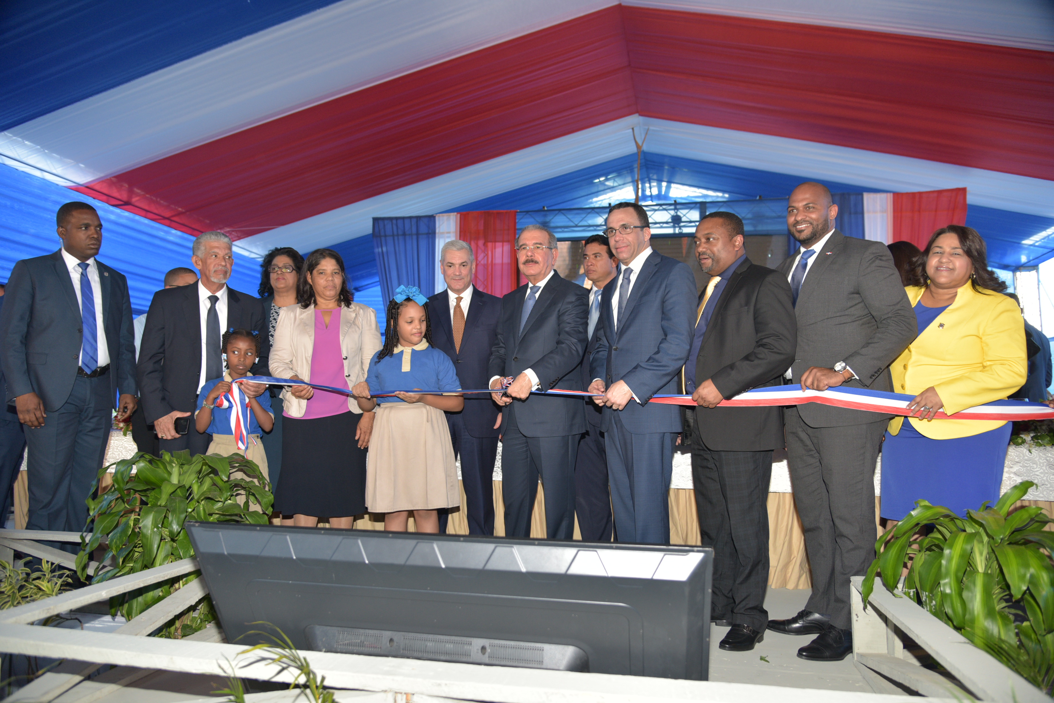  imagen Presidente Danilo Medina de pie junto a ministros Andr&eacute;s Navarro, Gonzalo Castillo y dem&aacute;s autoridades educativas cortando cinta dejan inaugurado moderno plantel educativo. 